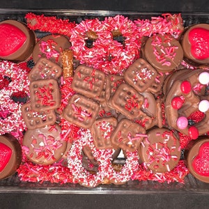 Valentine&#39;s Day Chocolate Pretzel and Oreo Platter