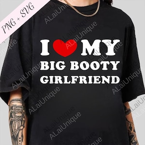 Op de afbeelding: Zwart t-shirt met de tekst "I ❤️ MY BIG BOOTY GIRLFRIEND" in witte letters en een rood hart. Het shirt heeft een casual stijl, geschikt voor dagelijks gebruik.