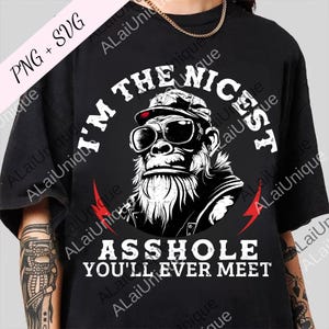 Puede incluir: Camiseta negra con un gorila con gafas de sol y gorra. El texto dice "I'M THE NICEST ASSHOLE YOU'LL EVER MEET" en blanco, con acentos de rayos rojos.
