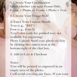 Op de afbeelding: Een bestelgids voor op maat gemaakte fotolijsten. De gids beschrijft de stappen voor het kiezen van combinaties, framestijlen en het invoeren van aangepaste details zoals tekst en lettertype. Instructies voor het uploaden van foto's en toevoegen aan winkelwagen.
