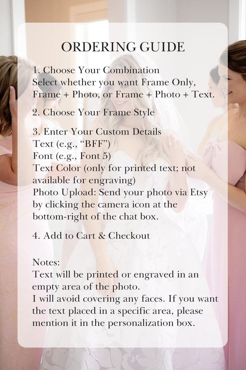Op de afbeelding: Een bestelgids voor op maat gemaakte fotolijsten. De gids beschrijft de stappen voor het kiezen van combinaties, framestijlen en het invoeren van aangepaste details zoals tekst en lettertype. Instructies voor het uploaden van foto's en toevoegen aan winkelwagen.