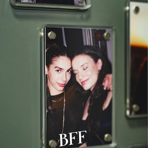 Personalisierter Brautjungfer Vorschlag Fotorahmen mit eingraviertem Text, magnetischer Acryl-Kühlschrank-Fotorahmen mit benutzerdefinierten Fotos, rosa Fotorahmen