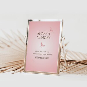 Cartello commemorativo personalizzabile con farfalla rosa "Condividi un ricordo": modello di biglietto funebre modificabile per condividere ricordi cari - 006