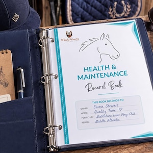 Peut inclure: Un classeur à trois anneaux bleu marine contenant un carnet de santé et d'entretien avec une illustration de cheval. La page de couverture inclut le texte Pauls Horses, Health & Maintenance Record Book et des informations sur Emma Stewart.
