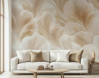 Op de afbeelding: Een witte bank met bruine kussens staat voor een muur met een beige en wit abstract bloemenpatroon behang.