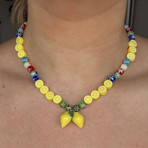 Unieke boho-citroenketting, prachtige ketting met glazen bloemkralen met schijfjes citroen en sinaasappel en bedels van amalfi-citroen.