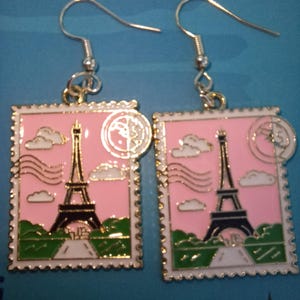 Boucles d'oreilles Paris Tour Eiffel carte postale. Cadeau romantique parfait ou pour souhaiter bon voyage à quelqu'un. Frais de port offerts et livrés dans une boîte.