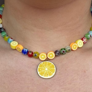 Citroenbedel fruitketting met prachtige glazen bloemkralen. Prachtige statementketting. Ideaal cadeau voor haar.