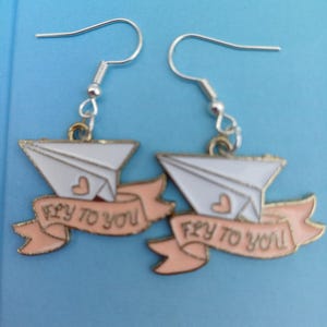 Pendientes de carta de amor con adorables aviones de papel y la frase "Vuela hacia ti". Un regalo precioso para cuando tus seres queridos están lejos.