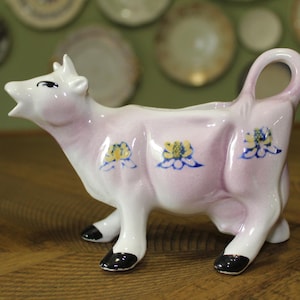 Vintage Pink & White Cow Creamer with Hand Painted Flowers – Ceramic Farmhouse Pitcher – Cottagecore Kitchen Collectible 1950&#39;s-70&#39;s