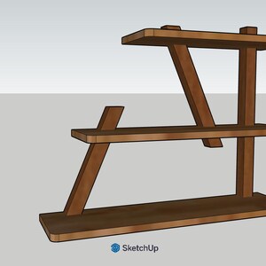 Pode incluir: Uma estante de madeira castanha de três níveis com um design escalonado e vigas de suporte angulares que ligam as prateleiras horizontais. A estrutura é composta por tábuas planas e postes verticais com acabamento em madeira.