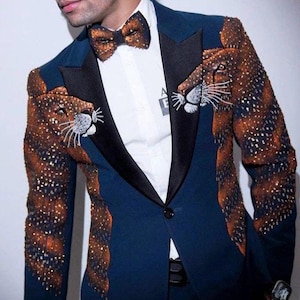 Men&#39;s Blue Customized Blazer  Lion Hand Painted Rhinestones Wedding Blazer for Groom & Groomsmen Western Outfits Cocktail Attire Prom Attire
