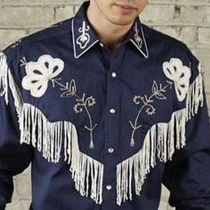 Męska niebieska koszula w stylu western z haftem kwiatowym i frędzlami, koszula w stylu western, ślubna koszula dla panów młodych i drużbów, kowbojska koszula na plażowe wesela
