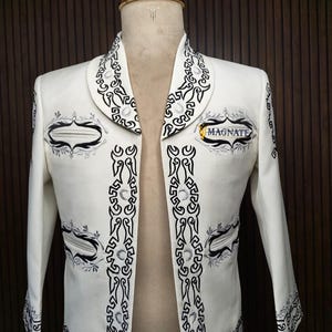 Chaqueta de mariachi a medida color marfil para hombre, chaqueta charra con bordado floral, atuendo de boda, atuendo mexicano para novio, atuendo de cóctel, atuendos vintage