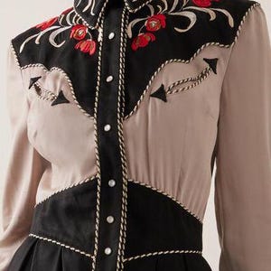 Trajes de 2 piezas personalizados para mujer, trajes de boda estilo country western bordados, trajes de estilo campestre, traje de boda para novia y dama de honor, trajes de falda vaquera