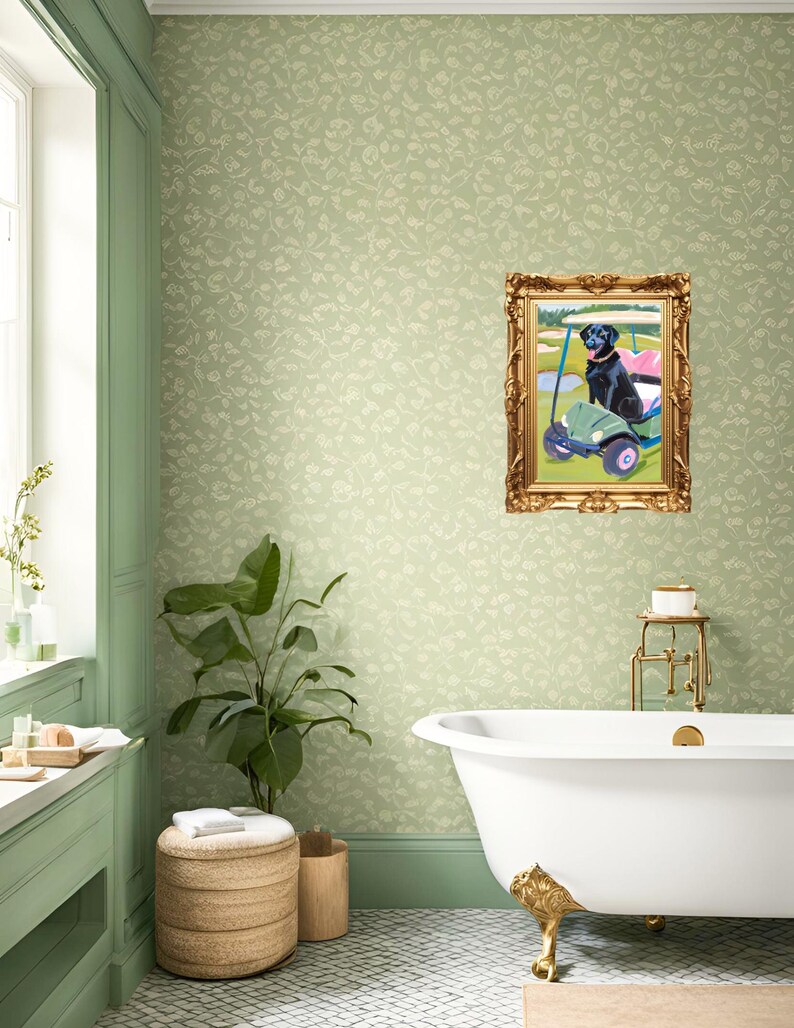Puede incluir: Una ba&ntilde;era blanca con patas doradas se encuentra en un ba&ntilde;o con paredes verdes y un papel tapiz estampado en verde y blanco. Un cuadro enmarcado de un perro negro en un carrito de golf cuelga de la pared. Una planta en maceta y un taburete tejido est&aacute;n en la esquina de la habitaci&oacute;n.