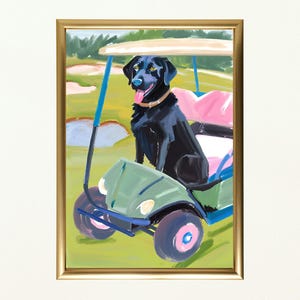 Puede incluir: Un labrador retriever negro se sienta en un carrito de golf verde en un campo de golf verde. El carrito tiene un asiento rosa y una capota blanca. El perro tiene la lengua fuera y mira a la c&aacute;mara.