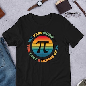 Peut inclure: T-shirt noir avec un motif circulaire coloré représentant le symbole Pi et le texte : "MY PASSWORD IS THE LAST 8 DIGITS OF PI". Le t-shirt est présenté avec un jean, des chaussures et des accessoires.