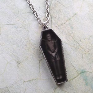 Alchemy Gothic Nosferatu&#39;s Rest Vampire Pewter Coffin Pendant Necklace Goth P183