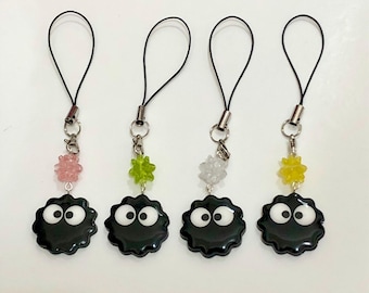 Pingentes de celular personalizados, feitos à mão em argila, representando espíritos da fuligem e konpeitos!