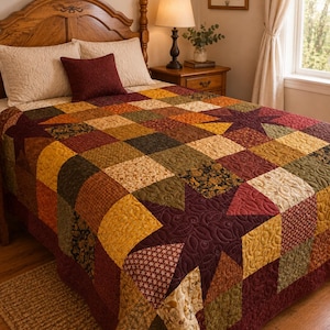 Könnte beinhalten: Eine Patchwork-Tagesdecke mit einem wiederkehrenden Sternmuster in den Farben Burgunderrot, Senfgelb, Olivgrün und Creme. Die Stoffquadrate zeigen verschiedene Blumen- und geometrische Drucke, die durch feine, geschwungene Steppnähte verbunden sind.