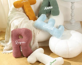 Cuscino con lettera personalizzata in peluche, decorazione per cameretta con nome personalizzato