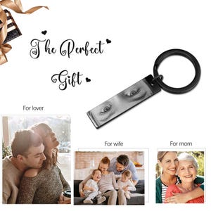 Pode incluir: Um porta-chaves preto com uma etiqueta metálica retangular com uma imagem em tons de cinza de olhos. O texto "The Perfect Gift" está acima do porta-chaves. Abaixo estão três fotos com o texto "For lover", "For wife" e "For mom".