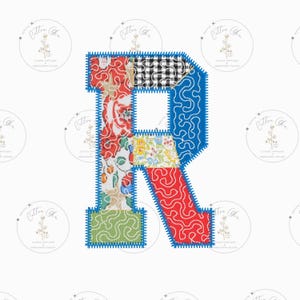 Könnte beinhalten: Ein großer, blau umrandeter Buchstabe R aus Patchworkstoff. Der Stoff ist eine Mischung aus floralen, karierten und geometrischen Mustern in Rot, Blau, Grün und Weiß.