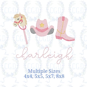 Peut inclure: Broderies d'un cheval à bascule rose et beige, d'un chapeau de cowboy et d'une botte rose. Le nom "charleigh" est écrit en cursive. Le texte en bas indique "Multiple Sizes 4x4, 5x5, 5x7, 8x8".
