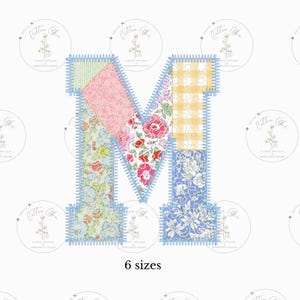 Peut inclure: Une lettre M en patchwork en six tailles. La lettre est faite de différents tissus floraux et à carreaux dans des tons de rose, bleu, jaune et vert. La lettre est soulignée de bleu.