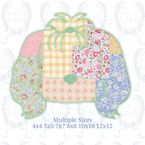 Puede incluir: Un diseño de patchwork en forma de perro, con varios patrones florales y de cuadros vichy en rosa, amarillo y azul. El diseño está delineado con costuras verdes. El texto en la parte inferior dice "Multiple Sizes" con dimensiones.