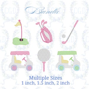 Op de afbeelding: Een verzameling borduurontwerpen met golfthema. De afbeelding bevat een golflag op een green, een roze golftas, een golfclub en bal, twee golfkarren en een golfbal op een tee. Tekst: "Bundle" en "Meerdere maten 2.5 cm, 3.8 cm, 5 cm."