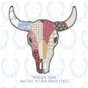 Könnte beinhalten: Ein Patchwork-Bullen-Schädel-Design mit verschiedenen Stoffmustern und -farben, darunter Blumenmuster, Karos und Paisley. Der Schädel ist mit einer dunkelgrauen Naht umrandet. Der Text "Multiple Sizes" und Größenoptionen stehen unten.