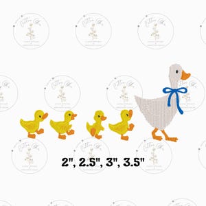 Könnte beinhalten: Vier gestickte Applikationsmotive von Enten und einer Gans. Die Enten sind gelb mit orangefarbenem Schnabel und Füßen. Die Gans ist weiß mit einem blauen Band um den Hals. Die Motive sind mit ihren Größen beschriftet: 2", 2,5", 3" und 3,5".