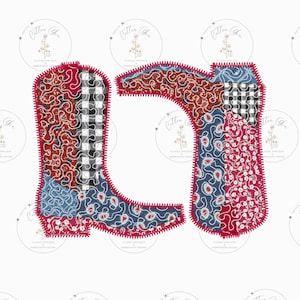 Op de afbeelding: Een geborduurd applicatieontwerp van een cowboylaars en een hoefijzer. De laars en het hoefijzer zijn gemaakt van stof met paisley-, ruit- en bloempatronen in rood, blauw en zwart. De randen zijn omrand met een rode zigzagsteek.