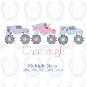 Op de afbeelding: Een geborduurd ontwerp met drie monstertrucks in pastelkleuren: lavendel, roze eenhoorn en lichtblauw. Elke truck heeft grote wielen en is versierd met harten, sterren en de naam "Charleigh". De tekst "Multiple Sizes" en maatopties zijn ook inbegrepen.