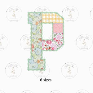 Op de afbeelding: Een patchwork letter P in verschillende bloemenpatronen, waaronder roze rozen, gele ruitjes en blauwe bloemenprints. De letter is omrand met groen en heeft een gestikte look. De tekst "6 maten" staat onder de letter.