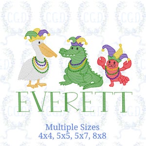 Könnte beinhalten: Ein gesticktes Design mit einem Pelikan, einem Alligator und einem Krebs, die alle Hüte und Halsketten im Mardi-Gras-Stil tragen. Der Name "EVERETT" wird in Grün angezeigt, zusammen mit Text, der mehrere verfügbare Größen angibt: 4x4, 5x5, 5x7 und 8x8.