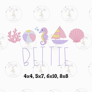 Puede incluir: Diseño bordado con elementos de temática playera: coral, pelota de playa, caballito de mar, velero y concha. La palabra "BETITE" está bordada debajo, con los tamaños 4x4, 5x7, 6x10 y 8x8.