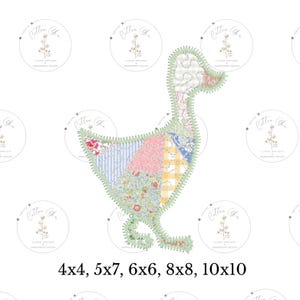 Könnte beinhalten: Ein Patchwork-Quilt-Design eines Entchens in verschiedenen Schattierungen von Rosa, Blau, Gelb und Grün. Das Design ist in Grün umrandet und enthält den Text "Cotton  " und "4x4, 5x7, 6x6, 8x8, 10x10".