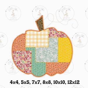 以下が含まれることがあります： パッチワークのかぼちゃのデザイン。花柄、ギンガムチェック、無地など、さまざまな生地のパターンを使用。かぼちゃには茶色の茎とステッチの縁取りがあります。下部のテキストは「4x4、5x5、7x7、8x8、10x10、12x12」と表示されています。