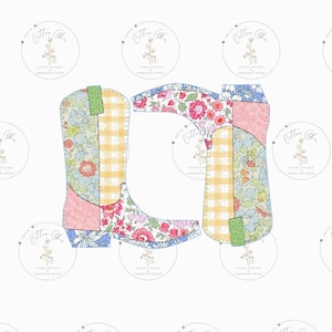 Puede incluir: Un par de botas vaqueras de patchwork con un patrón floral y a cuadros en tonos de rosa, azul, verde y amarillo.