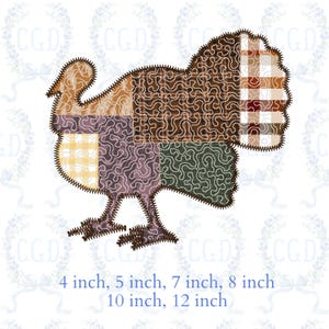 Könnte beinhalten: Ein Patchwork-Truthahn-Design in Braun-, Beige-, Lila- und Grüntönen. Der Truthahn besteht aus verschiedenen gemusterten Stoffen, darunter Karos und Wirbel. Größenoptionen: 10 cm, 12.7 cm, 17.8 cm, 20.3 cm, 25.4 cm und 30.5 cm.
