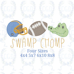 Puede incluir: Diseño bordado con un casco de fútbol americano azul y dorado, un balón de fútbol marrón y una cabeza de caimán verde. El texto "SWAMP CHOMP" está debajo, con detalles de tallas.