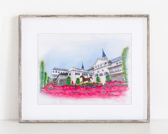 Könnte beinhalten: Aquarellgemälde eines weißen Gebäudes mit blauen Akzenten, umgeben von rosa Blumen. Im Vordergrund steht eine braune Pferdestatue.