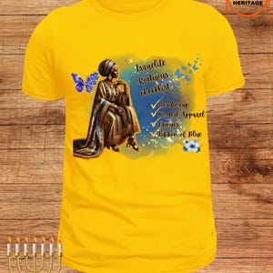 Peut inclure: Un t-shirt jaune avec une illustration d'une femme en tenue traditionnelle, avec le texte "Israelite Virtuous Checklist". Le design comprend des papillons bleus et des accents floraux, avec le logo de la marque "Old Paths Heritage".