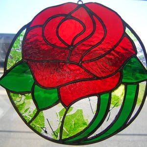 Atrapasueños de vidrieras con rosas rojas: Decoración de ventana en rojo rubí