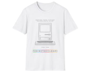 Puede incluir: Camiseta blanca con un dibujo en blanco y negro de una computadora y un teclado vintage. El texto "KEEPING THESE VINTAGE TECHNOLOGIES ALIVE" está por encima de la imagen. El texto "1984 128K" está debajo de la imagen. El texto "FOR[RETRO][LOOP]" está debajo del texto "1984 128K".