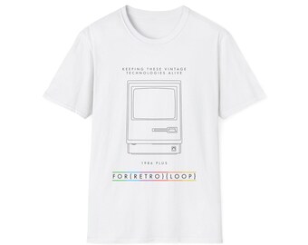 Puede incluir: Camiseta blanca con un dibujo lineal de una computadora Apple vintage, el texto "Keeping these vintage technologies alive", "1986 Plus" y "FOR[RETRO][LOOP]".