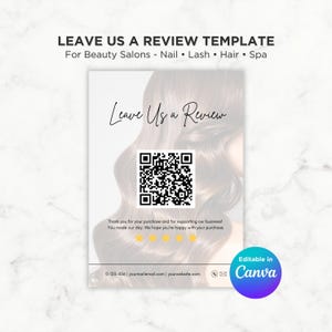 Może przedstawiać: Biały szablon recenzji dla salonów kosmetycznych, paznokci, rzęs, włosów i usług spa. Szablon zawiera tekst "Leave Us a Review" z kodem QR i obrazem tła falujących włosów. Edytowalny w Canva.